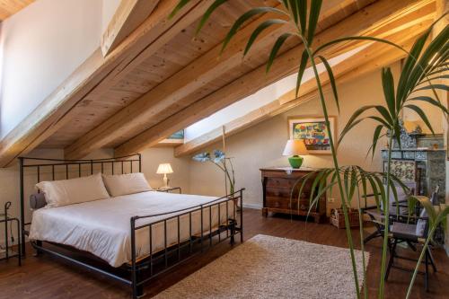 - une chambre avec un lit et un plafond en bois dans l'établissement Palazzo Salem M1 Roof Garden, à Trieste