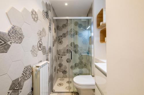 une salle de bain avec douche et toilettes dans l'établissement Meublé 2 étoiles, WIFI, à 2 pas des plages, à Fréjus