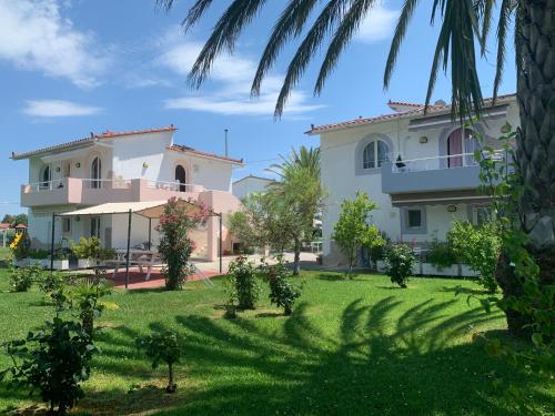 a house with a palm tree in the yard at 7Syn7 in Oreoí