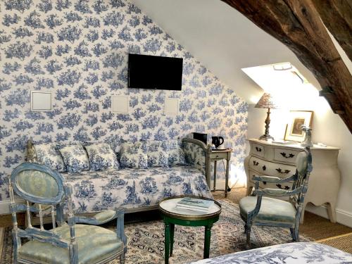 uma sala de estar com um sofá e duas cadeiras em Manoir de La Croix Saint Louis "Luxury Guest House" em Taingy