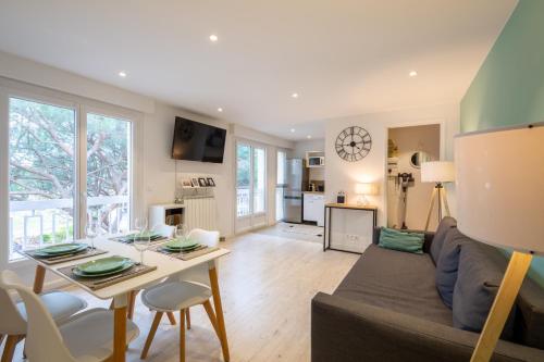 un salon avec un canapé et une table dans l'établissement Meublé 2 étoiles, WIFI, à 2 pas des plages, à Fréjus