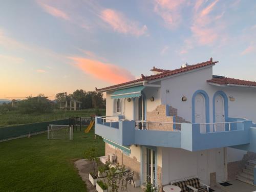 a villa with a view of the yard at 7Syn7 in Oreoí
