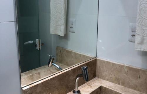 uma casa de banho com um lavatório e um espelho em Pousada Villa Goyá em São José da Coroa Grande