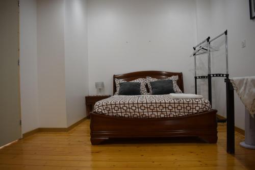 a bedroom with a bed in a room at Appartement La JOIE dans quartier chic in Pibrac