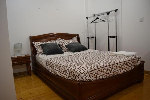 a bedroom with a large bed with two pillows at Appartement La JOIE dans quartier chic in Pibrac