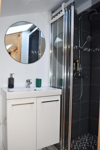 Ένα μπάνιο στο Appartement La Paix