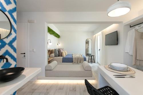 - une chambre blanche avec un lit en arrière-plan dans l'établissement Hermes Luxury Suites, à Naxos Chora