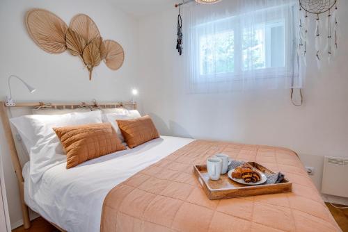 Кровать или кровати в номере Cosy private boho app Nook in Rijeka near Opatija