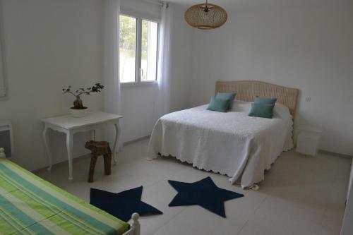 - une chambre avec un lit aux étoiles bleues au sol dans l'établissement Villa SARRAIRE, à Bormes-les-Mimosas