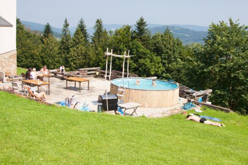 Bazén v ubytovaní Swoboda na szczycie góry alebo v jeho blízkosti