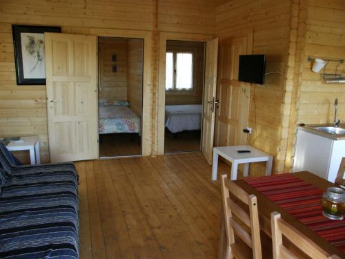 Una habitación con un dormitorio y una cama en una cabaña en Arroyo de Carboneras, en Brazatortas