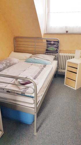 a twin bed in a room with a window at Ferienwohnung Kochel mit Wallbox in Gifhorn