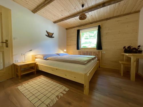 Ένα ή περισσότερα κρεβάτια σε δωμάτιο στο Apartma Korošec