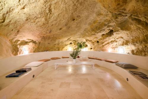 a room in a cave with a table and chairs at Casa Boutique Encalada in Vejer de la Frontera