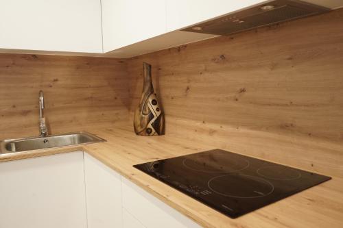 a kitchen with a counter with a sink and a counter sidx sidx sidx at VIVIR EL MORRAZO in Cangas de Morrazo