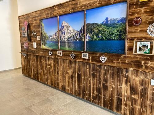 Televízia a/alebo spoločenská miestnosť v ubytovaní Neue Wohnung "RITTERTAL" im Zentrum von Altmünster am Traunsee