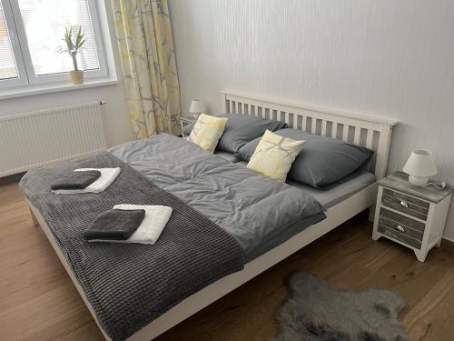 een bed met kussens en handdoeken in een slaapkamer bij Apartmán U Pelikána in Olomouc