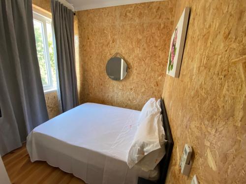 1 dormitorio con 1 cama blanca en una habitación en Amadora Boutique Hostel, en Amadora