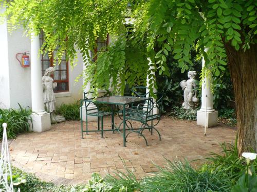 Κήπος έξω από το A Tapestry Garden Guest House