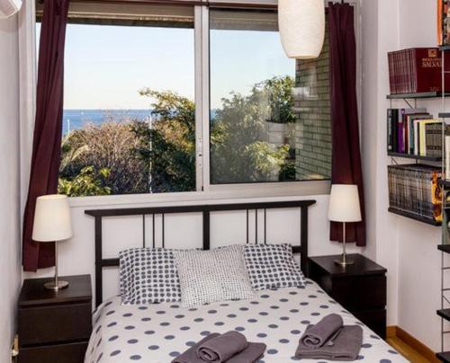 1 dormitorio con cama y ventana grande en Vila Olimpica Skyline en Barcelona