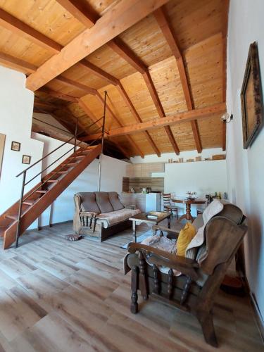 - un salon avec un canapé et un escalier dans l'établissement Apartman Boljević, à Podgorica
