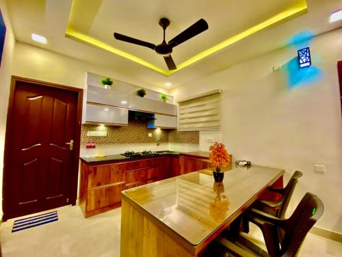 Η κουζίνα ή μικρή κουζίνα στο Green Royale Living Spaces - Luxury Serviced Apartments