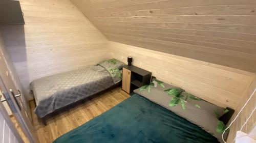 vistas a una habitación pequeña con 2 camas en HARCÓWKA en Złoty Stok