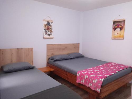 twee bedden in een kleine kamer met twee bedden bij Apartamento Nómadas in Santa Rosa de Cabal