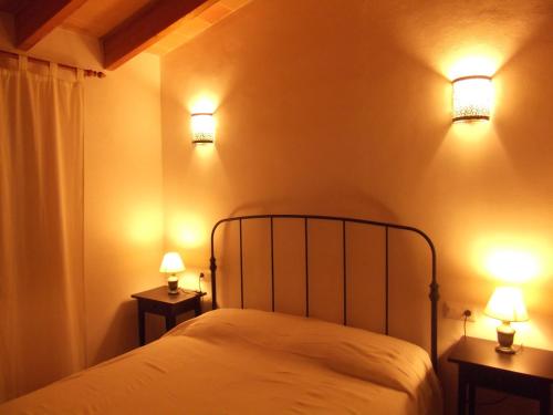 sypialnia z łóżkiem z dwoma światłami w obiekcie Son Garbeta w Manacorze