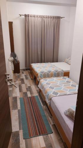 1 dormitorio con 2 camas y una puerta con cortina en Mc N8 42, en Senj