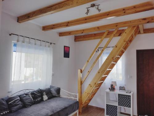 sala de estar con cama elevada y vigas de madera en Dębova No.5 Jarosławiec, en Jarosławiec