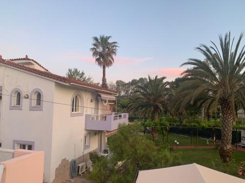 a view of a house and palm trees at 7Syn7 in Oreoí