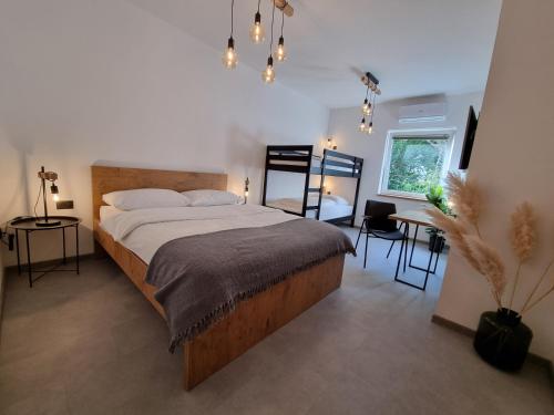 sypialnia z dużym łóżkiem, stołem i krzesłami w obiekcie Bistro & Rooms pri Karlu - ex Hiša Budja w Mariborze