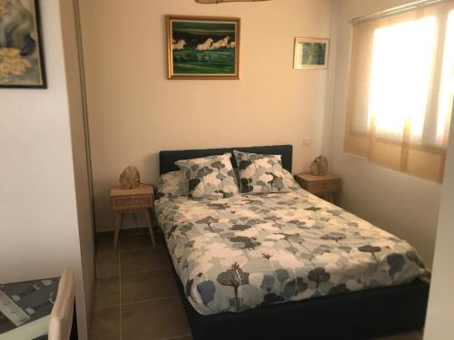 - une chambre avec un lit doté d'une couette et d'oreillers dans l'établissement Argelès sur mer appartement standing, à Argelès-sur-Mer