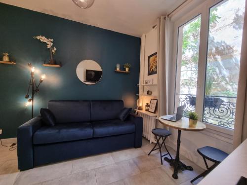 un salon avec un canapé et une table dans l'établissement Cosy studio in heart of Montmartre, à Paris