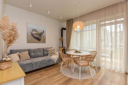 Χώρος καθιστικού στο Jaukus pajūrio namelis BOHO BEACH HOUSE su baseinu