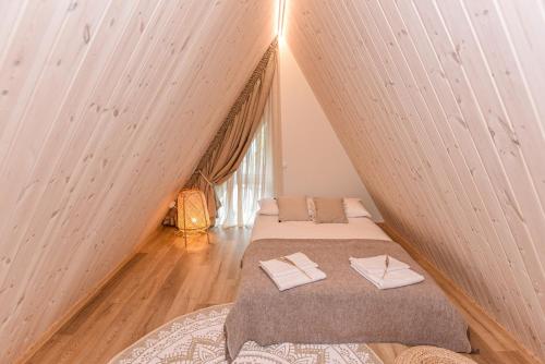 Ένα ή περισσότερα κρεβάτια σε δωμάτιο στο Jaukus pajūrio namelis BOHO BEACH HOUSE su baseinu