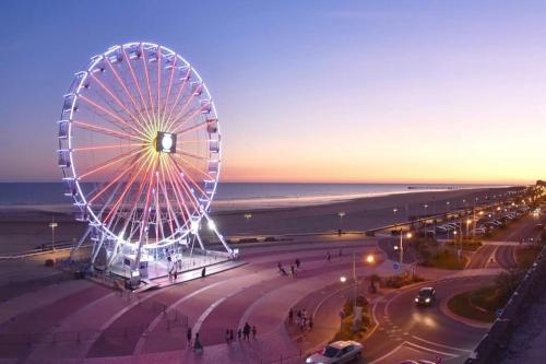 - une grande roue sur la plage la nuit dans l'établissement Tente chez l'habitant, à Saint-Jean-de-Monts