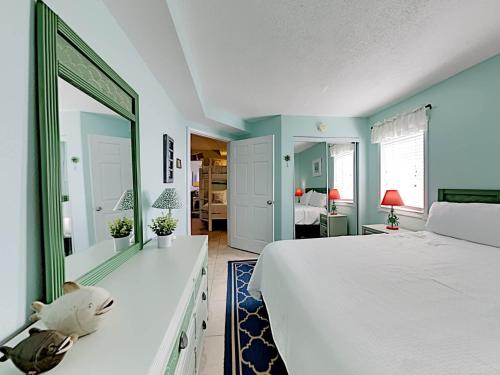 um quarto com uma cama branca e um espelho grande em Perdido Skye #56 em Perdido Key