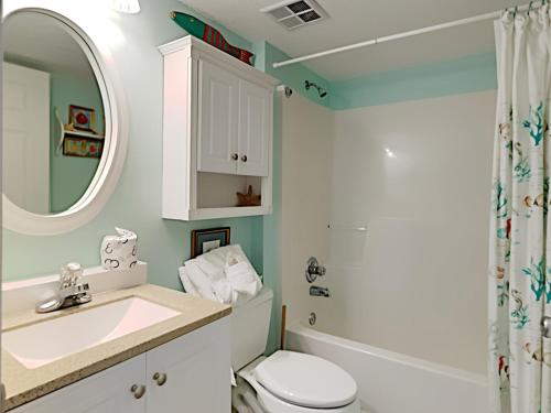 uma casa de banho com um lavatório, um WC e um espelho. em Perdido Skye #56 em Perdido Key