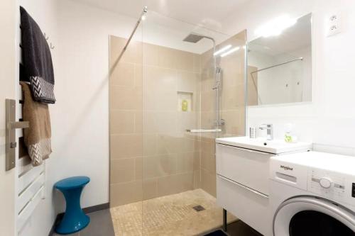 a bathroom with a shower and a washing machine at Magnifique 2 pièces - Plein centre - Tram 1 min in Montpellier