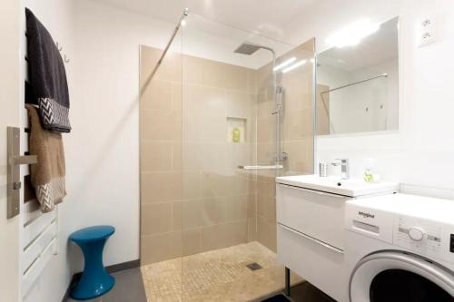 une salle de bain avec douche et machine à laver dans l'établissement Magnifique 2 pièces - Plein centre - Tram 1 min, à Montpellier