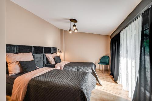 1 dormitorio con 2 camas y sofá en Loft House Double Apartament z ogródkiem, en Rybnik