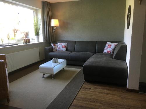 a living room with a couch and a table at Appartement Liesl, ruim 4 pers. appartement met eigen tuin! in Ehrwald