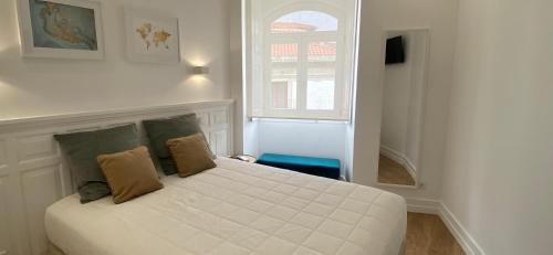 1 dormitorio con 1 cama blanca y ventana en FERREIRA'S HOUSE Viana do Castelo, en Viana do Castelo