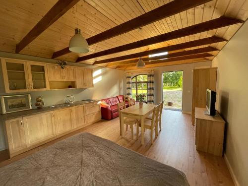 cocina y sala de estar con mesa y sofá en Green Field Apartments, en Kołobrzeg