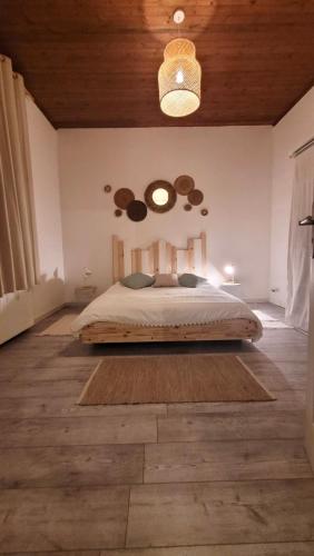 une chambre avec un lit et un plafond en bois dans l'établissement Là Casa 1908, à Le Porge