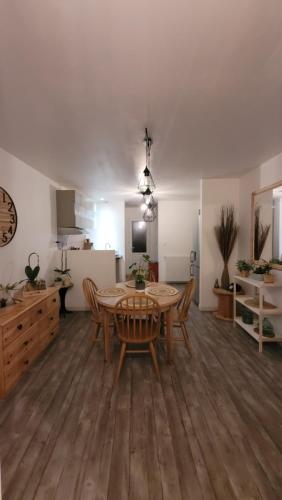 une salle à manger et une cuisine avec une table et des chaises dans l'établissement Là Casa 1908, à Le Porge