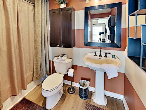 La salle de bains est pourvue de toilettes et d'un lavabo. dans l'établissement Emerald Isle #501, à Pensacola Beach