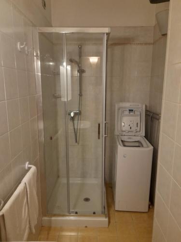 a bathroom with a shower and a washer and dryer at Giulietta Apartments City Centre Verona in Verona